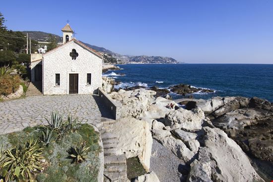 Chiesa di Sant'Ampelio Viste della chiesa Shutterstock.com 